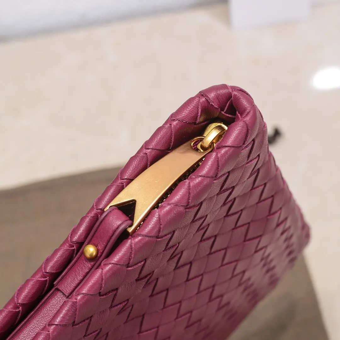 Bv 2022 new woven sheepskin handbag with woven fabric lining. This handbag continues the previous iconic weaving process. The leather is fine and genuine and feels very soft, and the overall shape is excellent. There are multiple card slots inside to store artifacts in an orderly manner. It looks casual, but it is the finishing touch to your whole body. Best choice for gifts or personal use. Size: 30cm, model: 80-2#